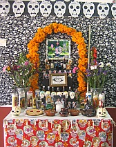 Altar del Día de Muertos creado en conocida panadería de Ensenada, BC.